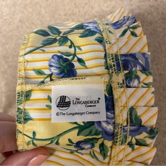 Longaberger Basket with leather handles, fabric and plastic liner - Picture 3 of 7